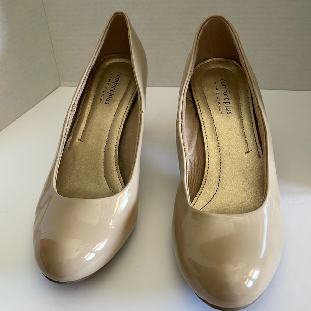Women’s Size 9 1/2W heels.  Comfort plus by predictions.